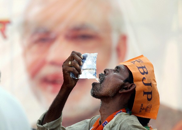 En Calucta, la población bebe agua ante la ola de calor. (EFE).
