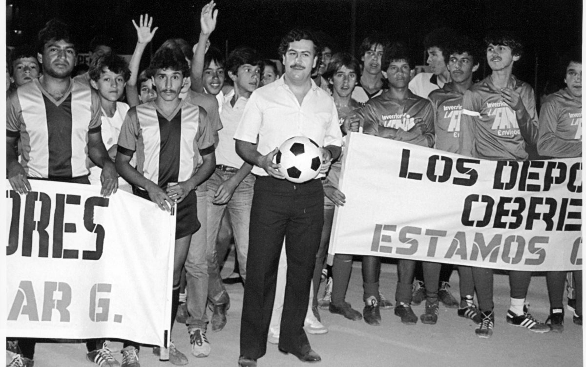 Paradójicamente Escobar se ganó la simpatía de una gran cantidad de ciudadanos al implementar programas de ayuda social en barrios abandonados. (Foto: Hemeroteca PL)