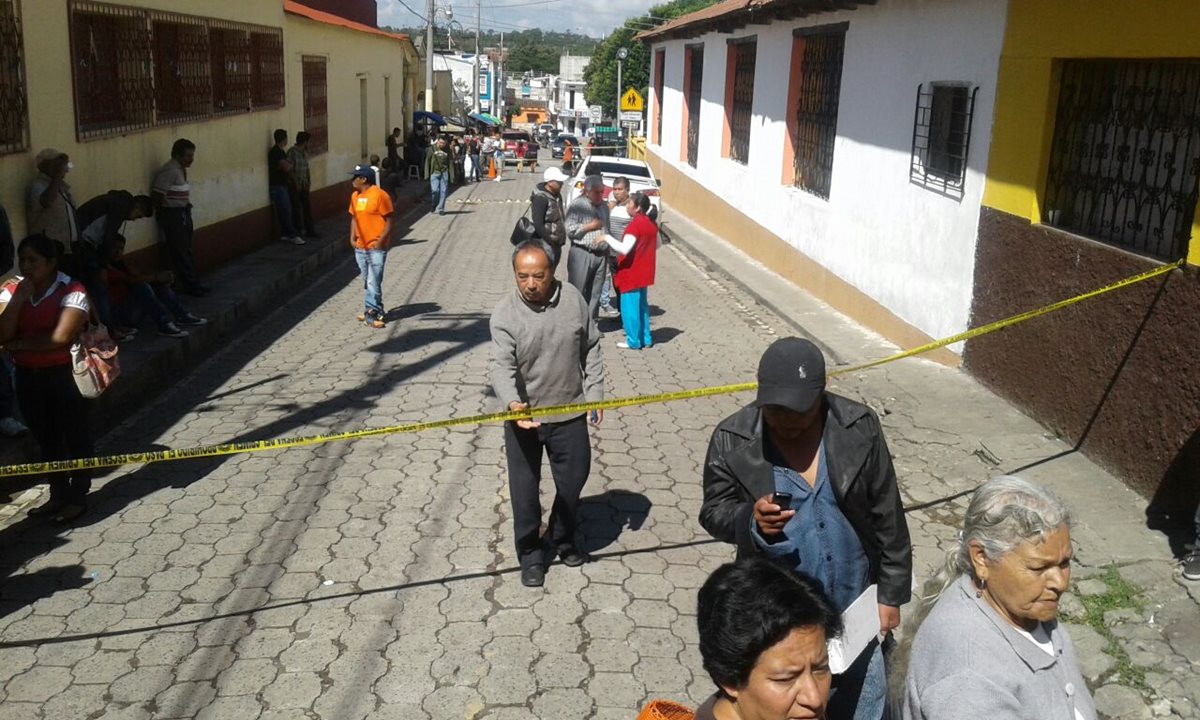 Varios locales comerciales de Chiantla, Huehuetenango, fueron saqueados por delincuentes, lo que causó alarma a los vecinos. (Foto Prensa Libre: Mike Castillo)