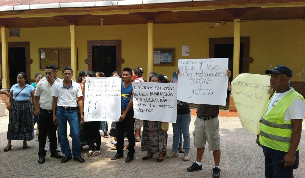 Trabajadores de la Municipalidad de Santo Tomás La Unión, Suchitepéquez, protestan por impago de cuatros meses de salarios. (Foto Prensa Libre: Melvin Popá)