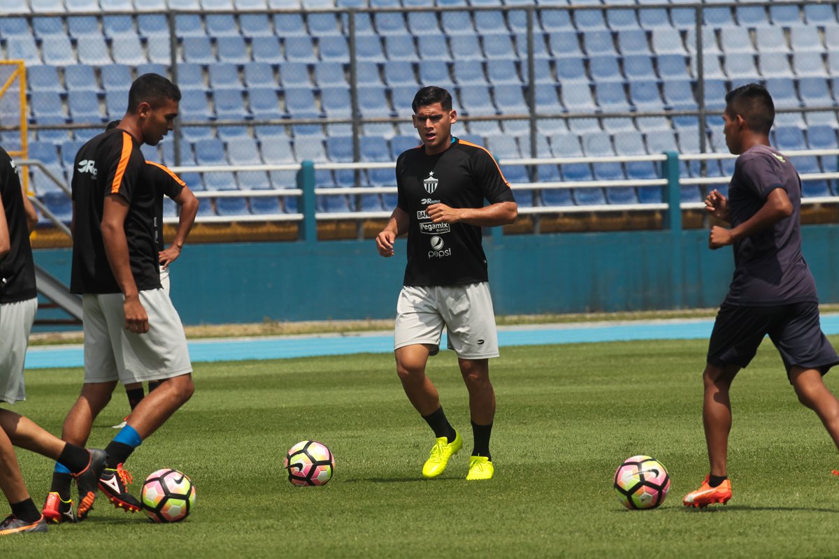 Antigua GFC realizó su último entrenamiento previo al juego este lunes en la gramilla del Estadio Nacional Doroteo Guamuch Flores. (Foto Prensa Libre: Norvin Mendoza)