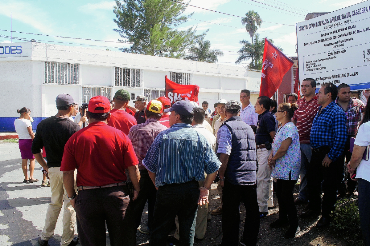 Trabajadores de Salud protestan en la ciudad de Jalapa para exigir recursos. (Foto Prensa Libre: Hugo Oliva)