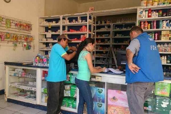 trabajadores de la Procuraduría de Derechos Humanos supervisan precios en Chiquimula.