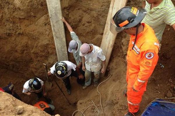 Un albañil murió soterrado cuando trabajaba en una zanja en un condominio en Fraijanes. (Foto Prensa Libre: CBV)