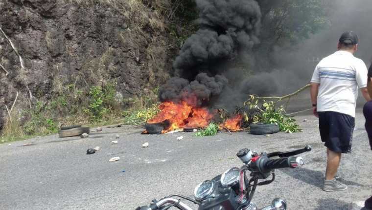 Los inconforme queman llantas para manifestar su inconformidad. (Foto Prensa Libre: Edwin Paxtor).