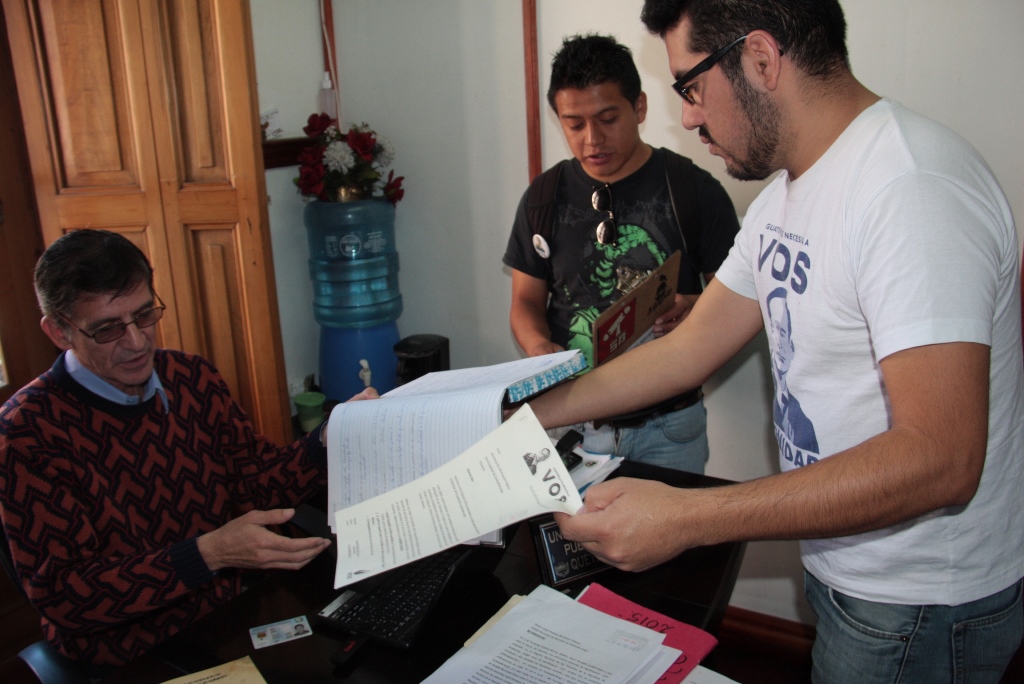 Activistas del colectivo Vos Xela solicitan información sobre obras públicas en Oficina de Información Pública de la Comuna de Xela. (Foto Prensa Libre: Carlos Ventura).