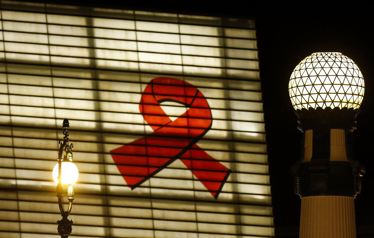 El auditorio Kursaal de San Sebastián, España, se ilumina con el lazo rojo que simboliza la lucha contra el sida. (Foto Prensa Libre: EFE).