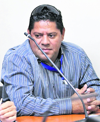 El periodista Raúl Morales, durante una de las audiencias del caso.(Foto Prensa Libre: Hemeroteca PL)