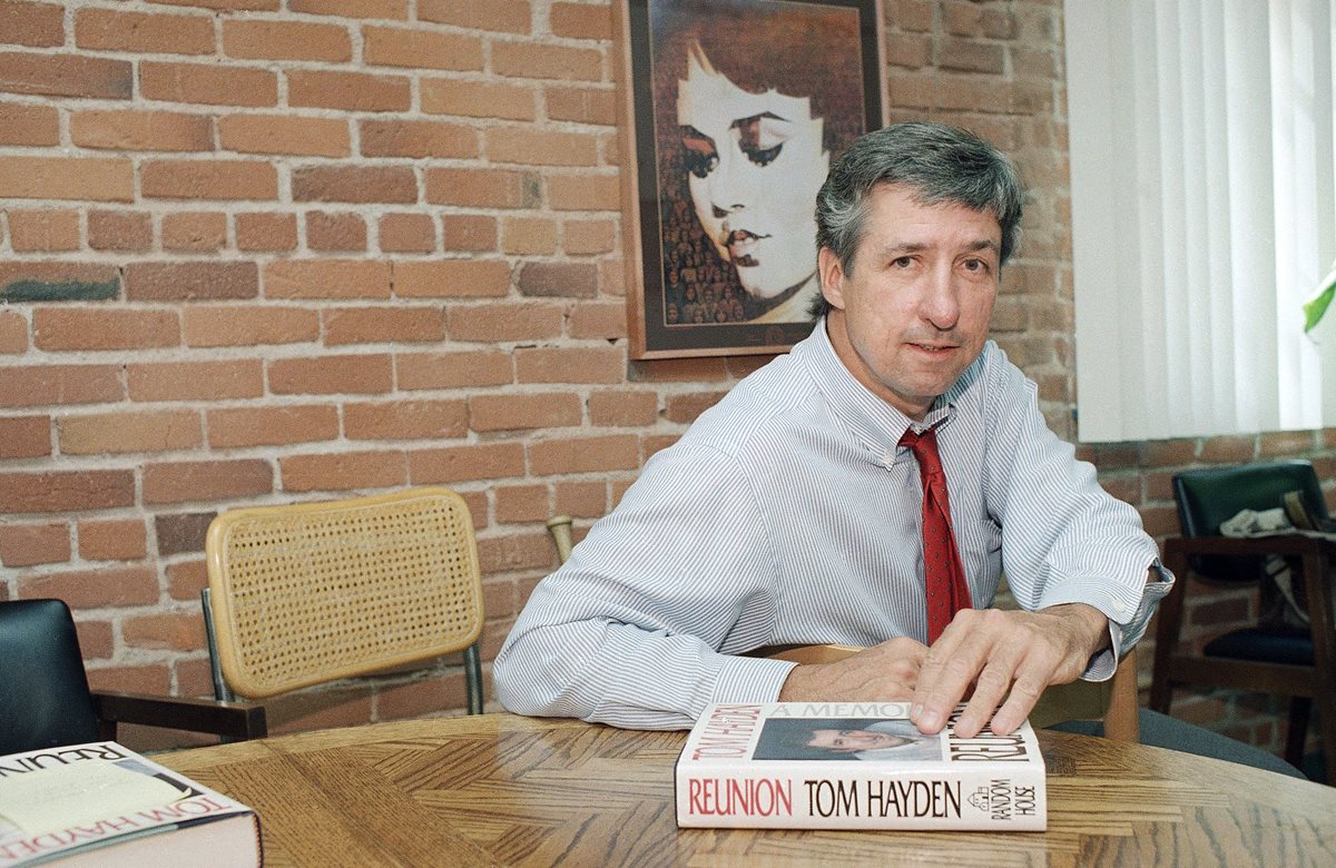 Tom Hayden en una fotografía de archivo de 1988, mientras hablaba de uno de sus libros, "Reunión". (Foto Prensa Libre: AP).