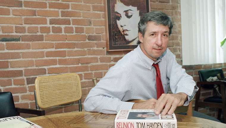 Tom Hayden en una fotografía de archivo de 1988, mientras hablaba de uno de sus libros, "Reunión". (Foto Prensa Libre: AP).