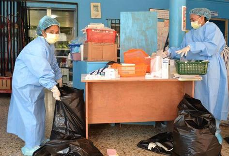 Personal limpia el área del intensivo pediátrico del Hospital Regional de Coatepeque, donde se reportó el hallazgo de bacteria. (Foto Prensa Libre: Édgar Girón)