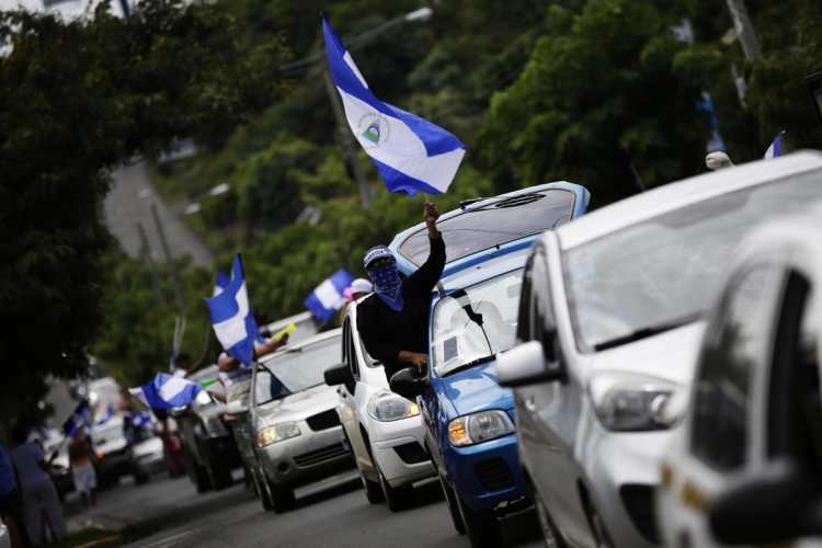 Cientos de nicaragüenses participan en la caravana “Nicaragua no olvida, Nicaragua no se rinde”. Recorrieron varios barrios de la capital nicaragüense.