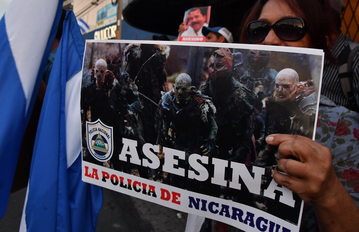Nicaragüenses que viven en Costa Rica se manifestaron frente a la embajada nicaragüense en San José en apoyo a las protestas en su país contra el Gobierno de Ortega. (Foto prensa Libre:AFP).