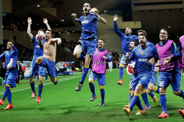 Los jugadores de la Juventus celebran su pase a las semifinales de la Champions. (Foto Prensa Libre: AP).