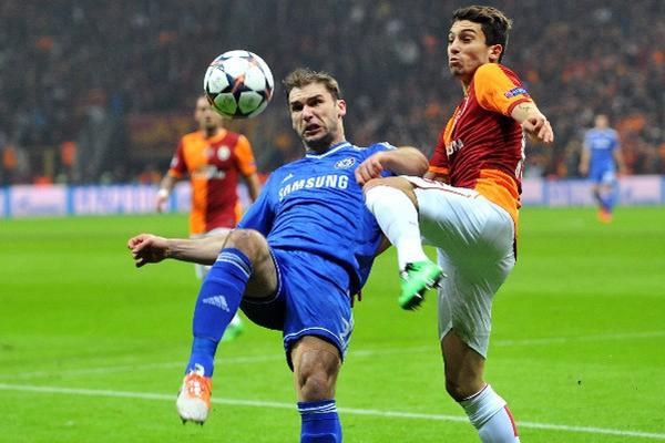 Branislav Ivanovic, del Chelsea, disputa un balón con Alex Telles, del Galatasaray, en el juego de ayer. (Foto Prensa Libre: AFP)