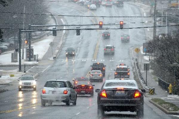 El tránsito fluye en una carretera de Georgia, sobre una mezcla de agua y nieve. (Foto Prensa Libre: AP)
