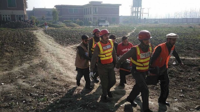 Equipos de rescate evacúan a uno de los heridos en el ataque a la universidad Bacha Jan de Charsadda, en Pakistán. (Foto Prensa Libre: AFP)
