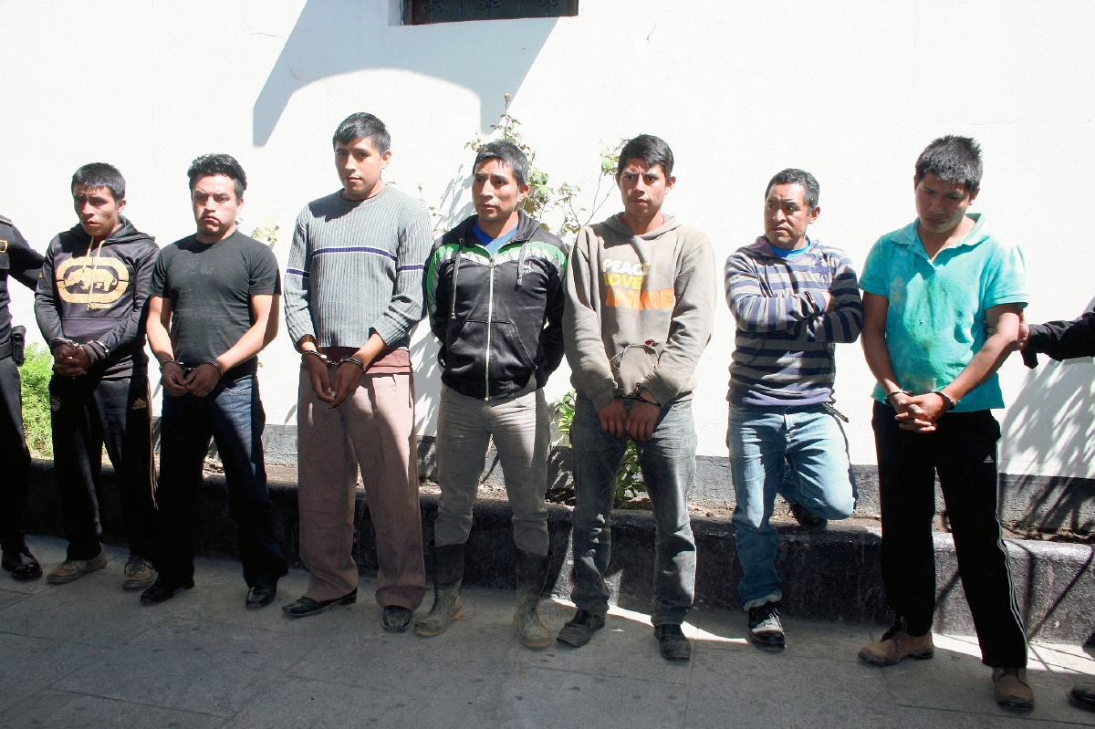 Presuntos integrantes de la banda los Rejoneros fueron capturados en Sumpango, Sacatepéquez, el miércoles último. (Foto Prensa Libre: Renato Melgar)