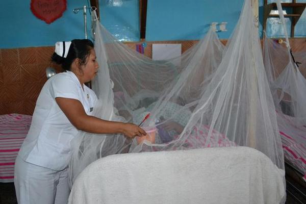 Enfermera atiende a una paciente con dengue, quien permanecía recluida en el Hospital Regional de Coatepeque. (Foto Prensa Libre: Édgar Girón) <br _mce_bogus="1"/>