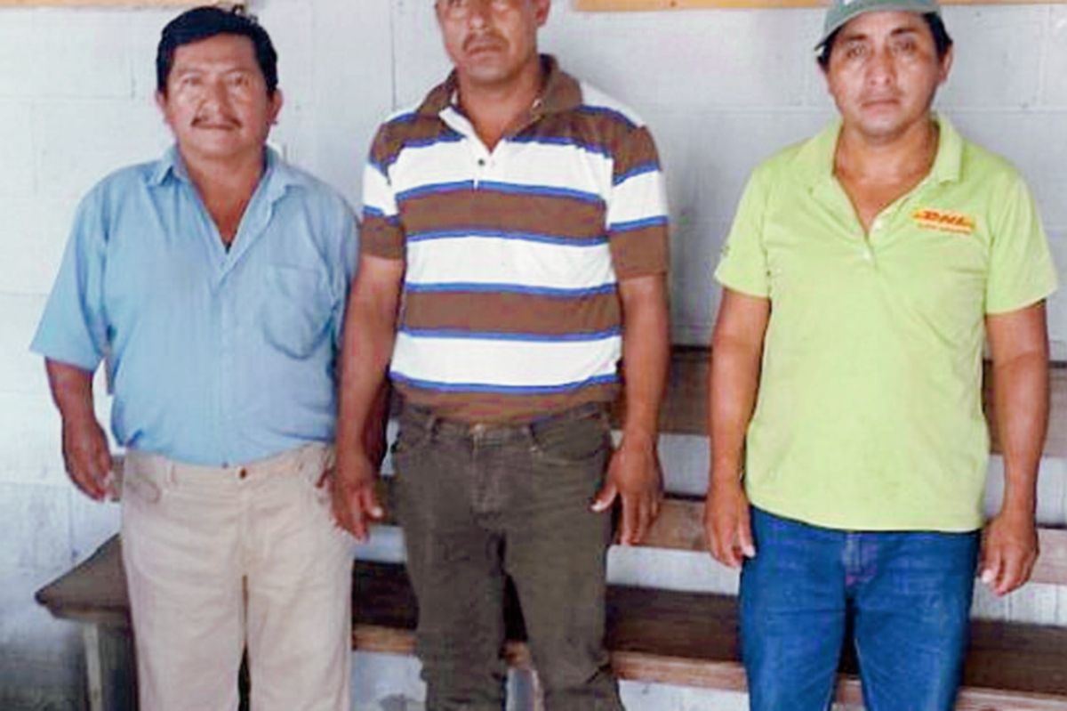 Los tres capturados en Poptún, Petén, sindicados de estafa. (Foto Prensa Libre: Rigoberto Escobar)