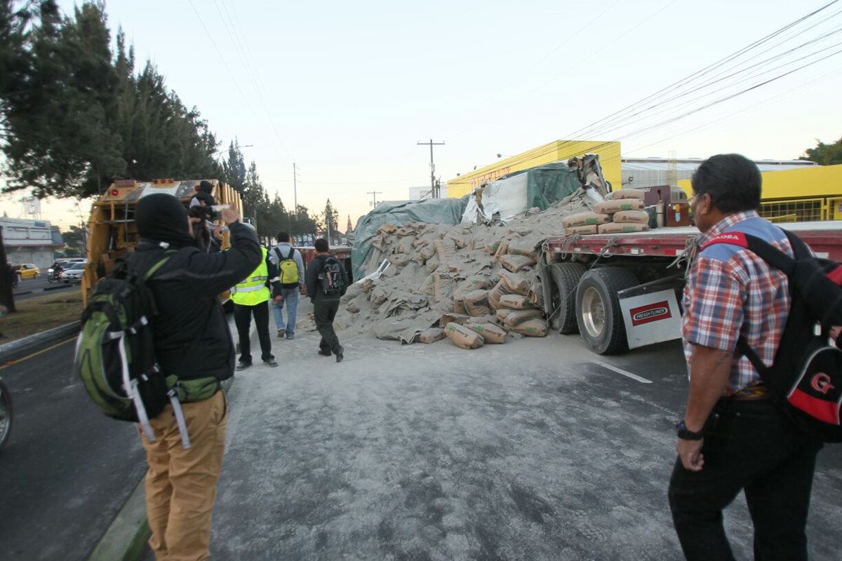 Sacos de cemento quedaron sobre la vía. (Foto Prensa Libre: Érick Ávila)