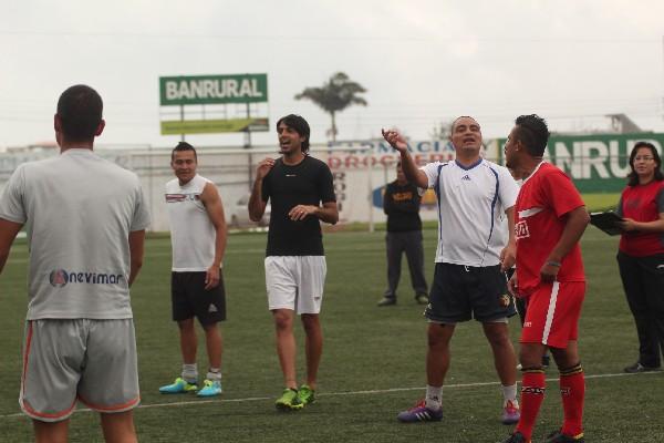 Rodrigo Cubilla —de negro— buscará anotarle a Guastatoya. (Foto Prensa Libre: Aroldo Marroquín)