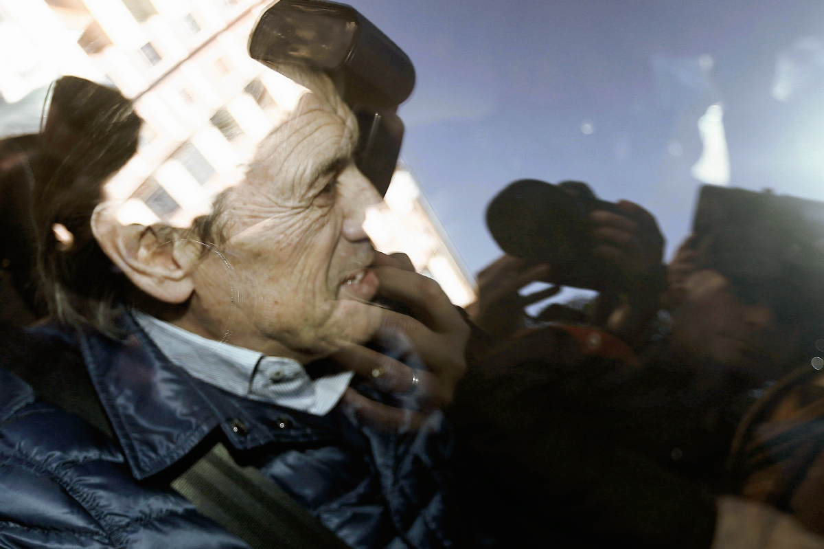 El expresidente de Osasuna Miguel Archanco en el coche policial donde fue trasladado a los juzgados de Pamplona. (Foto Prensa Libre: EFE)