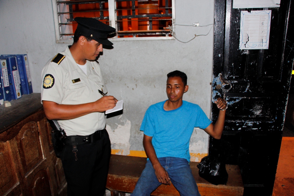 Víctor Manuel Hernández, sindicado de varios delitos, fue trasladado al estación policial de San Benito, Petén. (Foto Prensa Libre: Rigoberto Escobar)