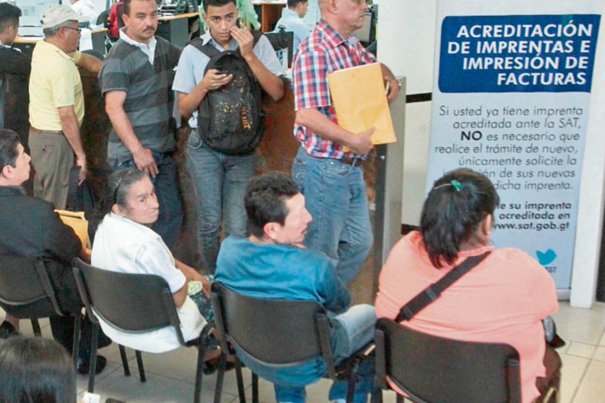 El nuevo gobierno deberá generar confianza en los contribuyentes que durante 2015 se desgastó. (Foto Prensa Libre: Álvaro Interiano)