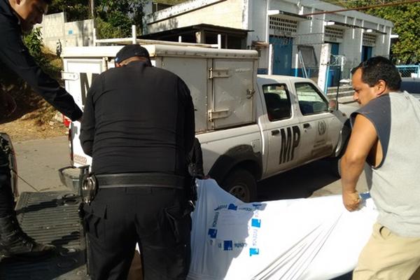 Agentes de la PNC llevan cadáver de Floridalma Pineda a la morgue de Cuilapa, Santa Rosa. (Foto Prensa Libre: Oswaldo Cardona)