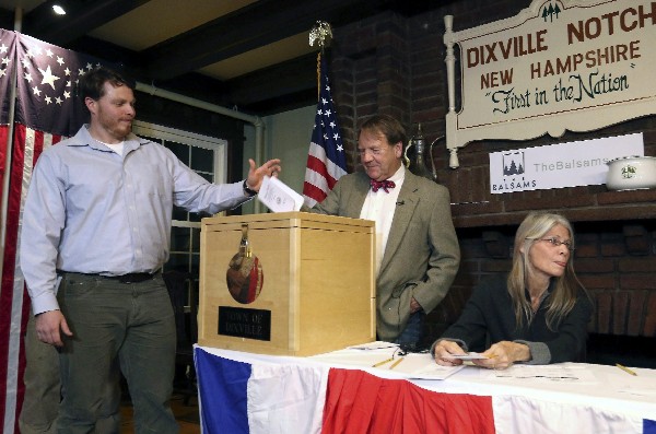 Clay Smith,primer votante en depositar su papeleta para las elecciones presidenciales. (Foto Prensa Libre: EFE)