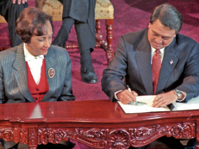 La firma de la paz se hizo el 29 de diciembre de 1996, en uno de los patios del Palacio Nacional que ahora lleva el nombre “de la Paz”, y donde quedó un monumento alusivo. (Foto Prensa Libre: HemerotecaPL)