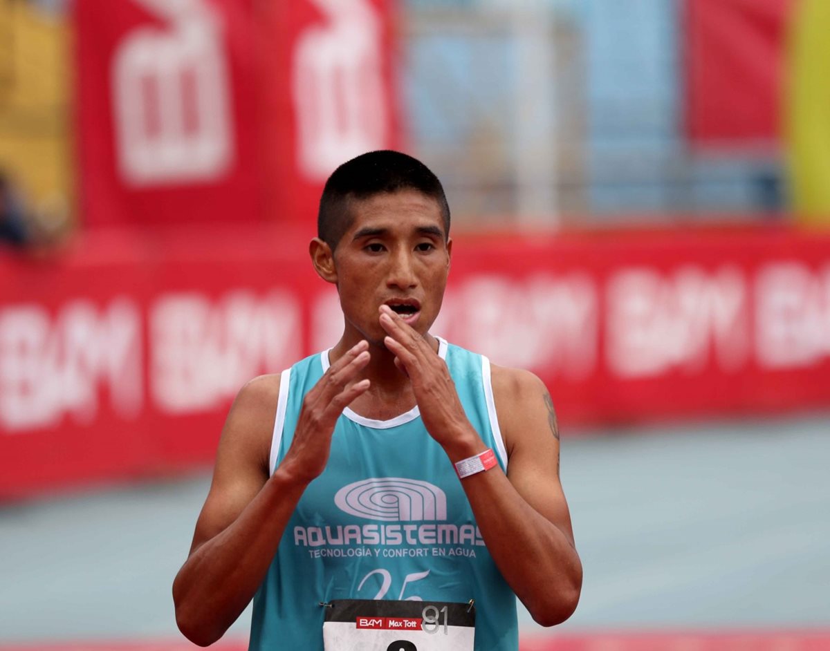 José García estuvo muy cerca de ganar la Max Tott pero no aguantó el paso del keniata. (Foto Prensa Libre: Carlos Vicente)