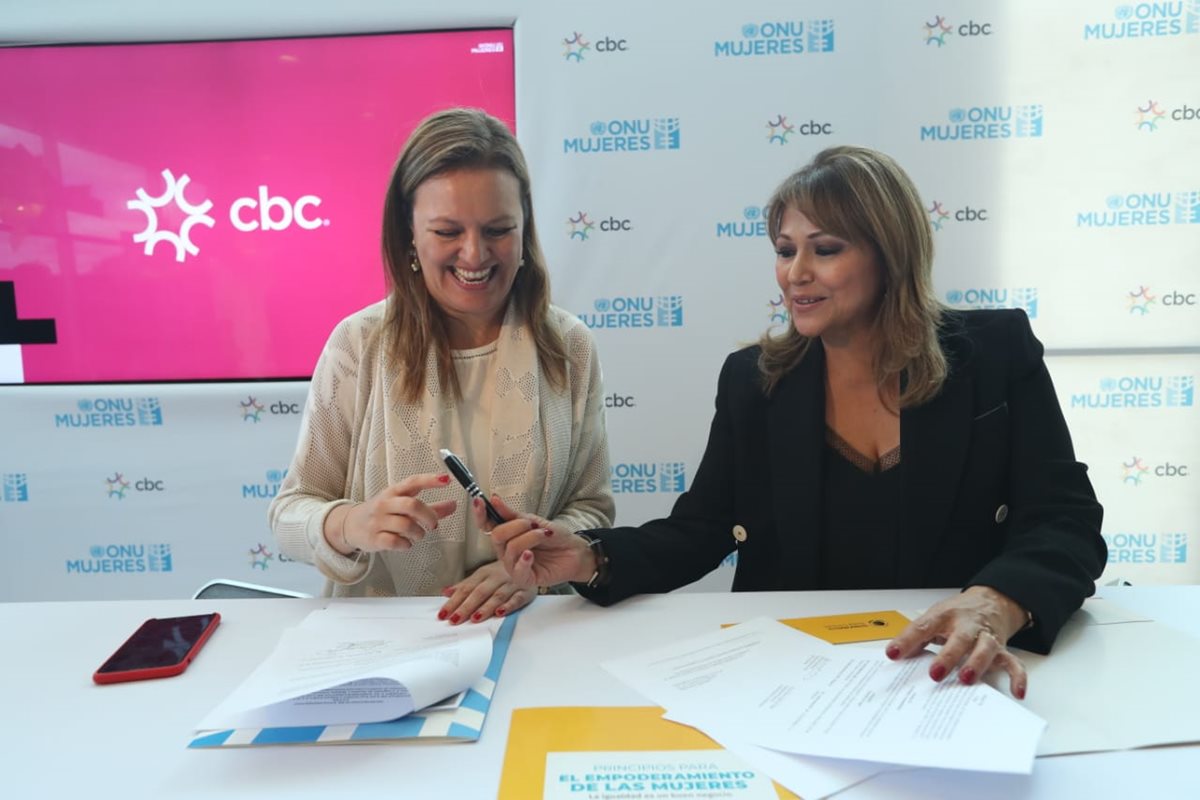 Adriana Quiñones, representante de país de Onu Mujeres en Guatemala y Rosa María de Frade Directora de Asuntos Corporativos de Cbc firman el convenio de adhesión de dicha empresa a los siete principios para el empoderamiento de las mujeres. (Foto, Prensa Libre: Esbin García).