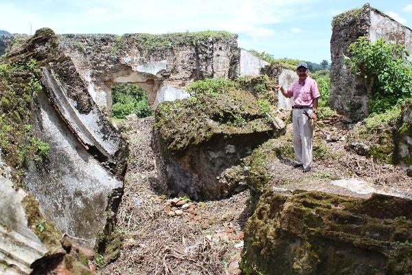Sóstenes Salazar Godínez camina entre los vestigios de la iglesia de Pueblo Viejo, Parramos.