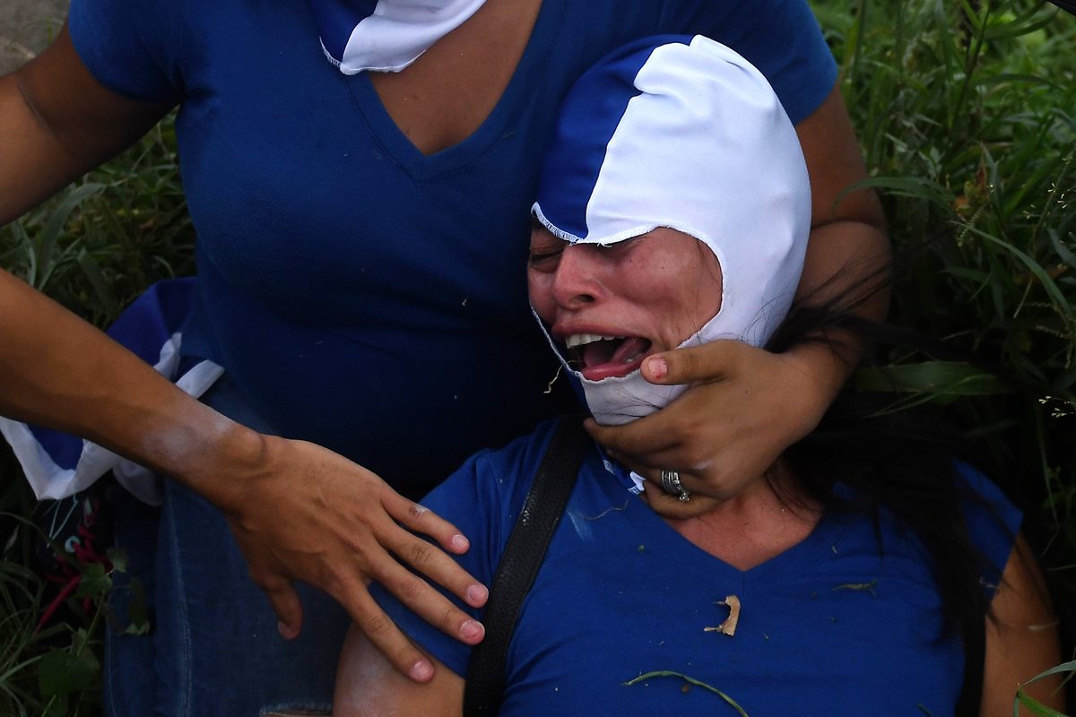 Una persona resultó herida durante la Marcha de las Flores que se llevó a cabo el 30 de junio en Managua, Nicaragua. (Foto Prensa Libre: AFP)