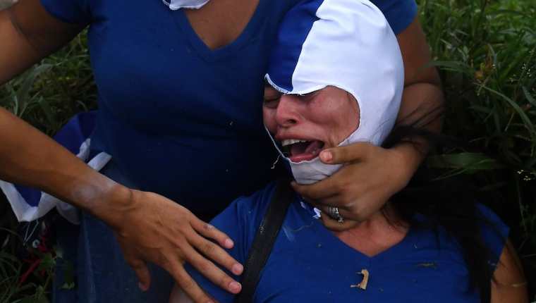 Una persona resultó herida durante la Marcha de las Flores que se llevó a cabo el 30 de junio en Managua, Nicaragua. (Foto Prensa Libre: AFP)