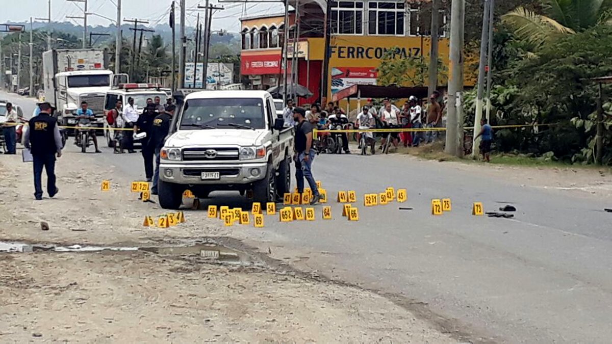 Autoridades resguardan el lugar donde se produjo la balacera en Puerto Barrios, Izabal. (Foto Prensa Libre: Dony Stewart)