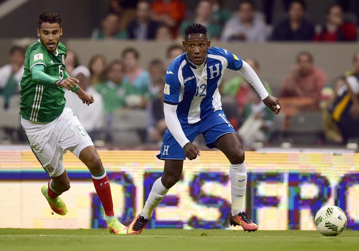 Diego Reyes de México marca a Romell Quioto de Honduras. (Foto Prensa Libre: AFP)