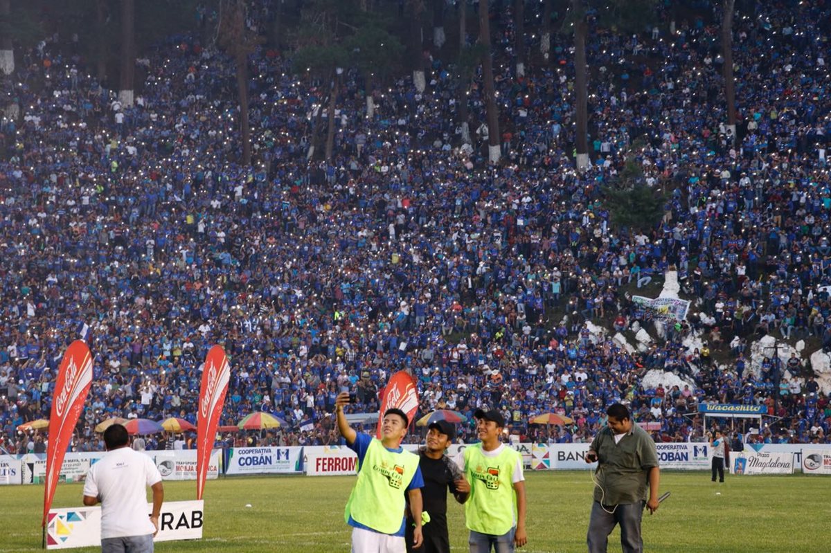 Miles de aficionados llegaron al José Ángel Rossi desde muy temprano. (Foto Prensa Libre: Eduardo Sam)