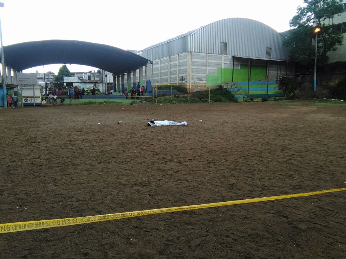 El cuerpo de la víctima quedó a inmediaciones del campo de fútbol de la colonia La Libertad, zona 13. (Foto Prensa Libre: Estuardo Paredes)