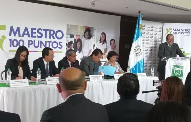 La convocatoria para la 13 edición del concurso Maestro 100 Puntos fue lanzada por representantes de Empresarios por la Educación. (Foto Prensa Libre: Yanira Alvizurez)