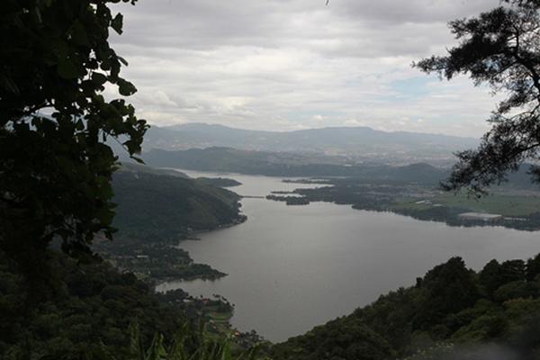 Las vistas hacia el Lago de Amatitlán desde este lugar son hermosas.