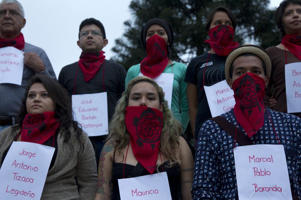 Activistas guatemaltecos piden justicia y recuerdan conflicto interno. (Foto Prensa Libre: EFE)