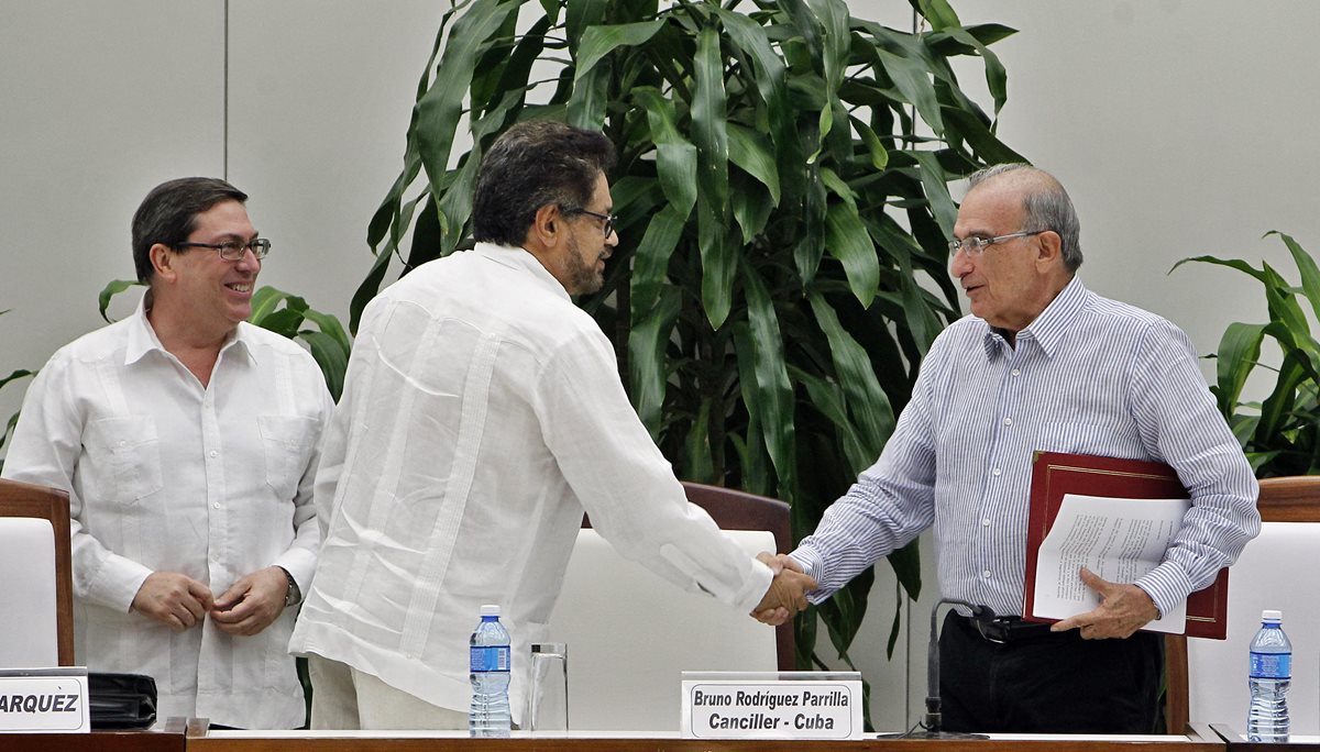 Iván Márquez (a la izq.) de las Farc, saluda a Humberto de la Calle, representante del Gobierno de Juan Manuel Santos. (Foto Prensa Libre: EFE).