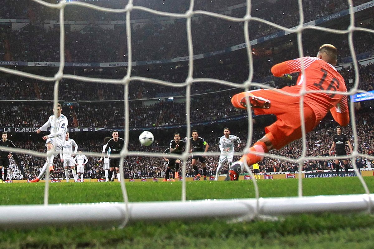 Cristiano Ronaldo lanza el penalti que significó el 1-1 para el Real Madrid contra el PSG. (Foto Prensa Libre: EFE)