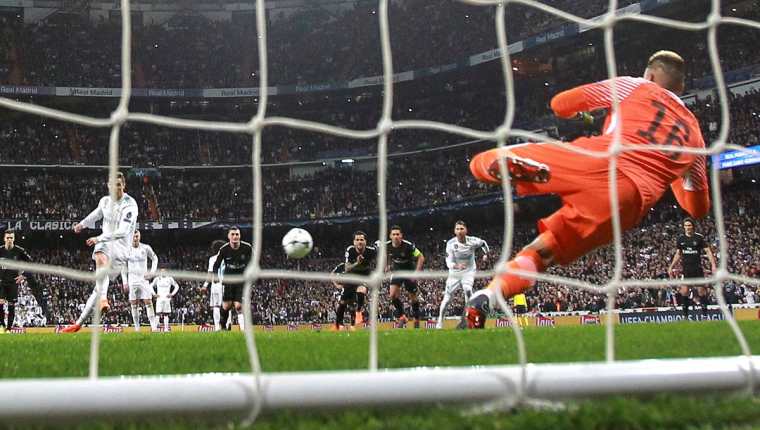 Cristiano Ronaldo lanza el penalti que significó el 1-1 para el Real Madrid contra el PSG. (Foto Prensa Libre: EFE)