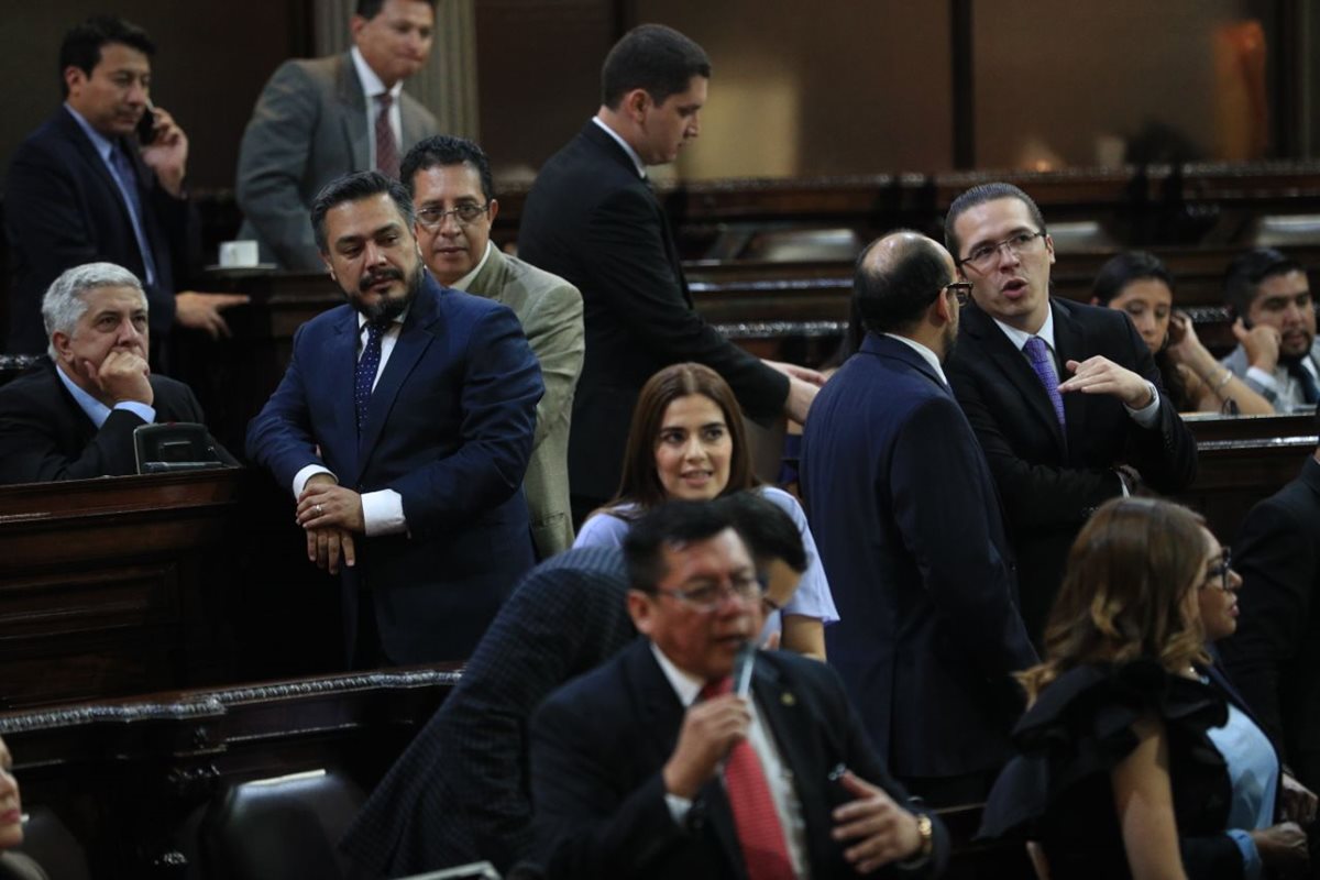 Diputados durante la sesión en la que fue aprobado el préstamo con el BID. (Foto Prensa Libre: Carlos Hernández).