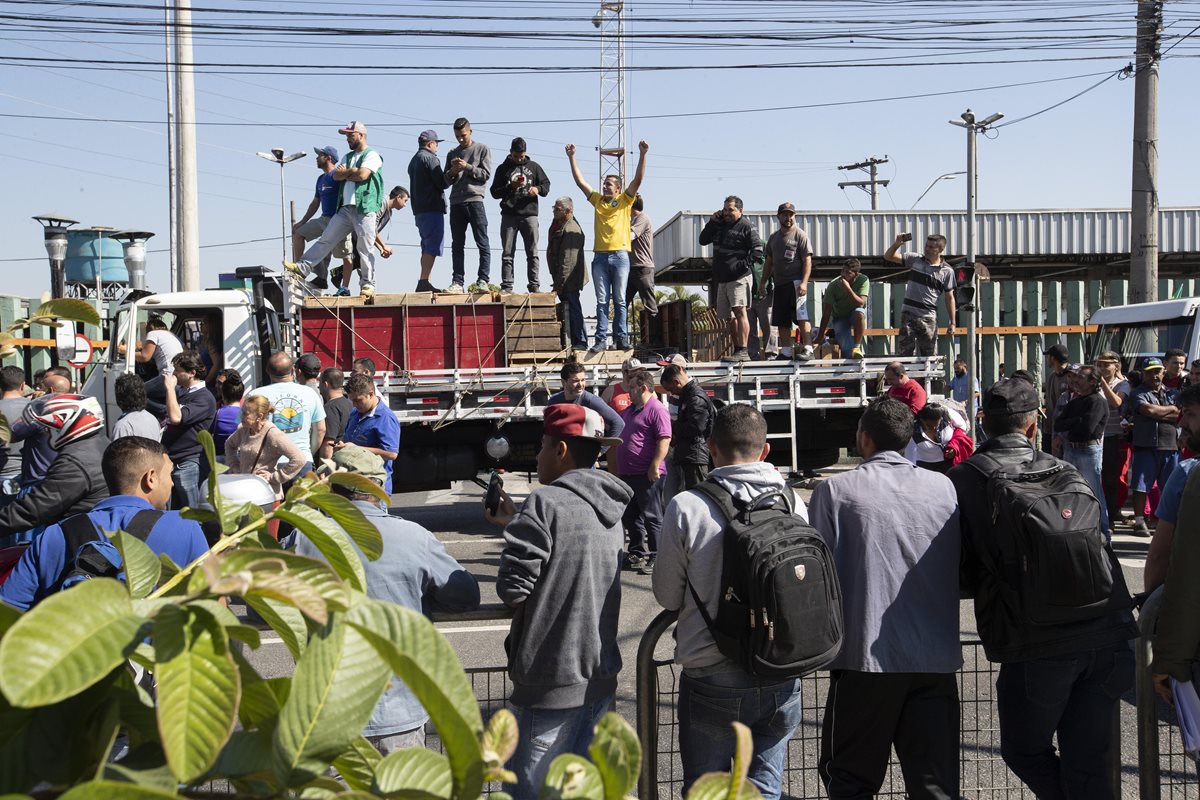 Gobierno brasileño dice que el paro camionero pierde fuerza en su octavo día. (EFE).