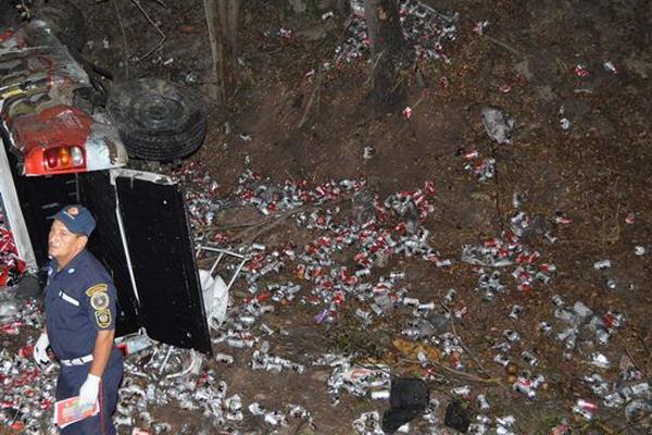 Socorrista permanece en lugar donde quedó el picop en el que murió Guillermo Rolando López, en Río Hondo. (Foto Prensa Libre: Víctor Gómez)